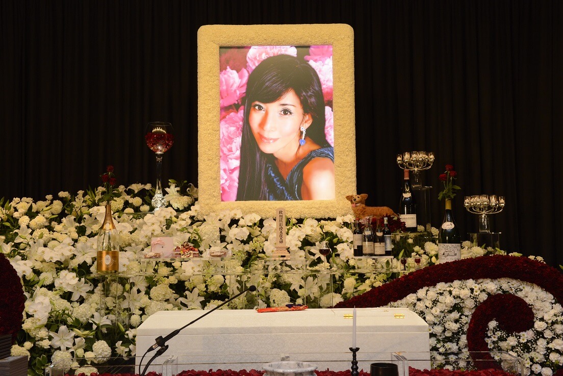川島なお美さんのお葬式 青山葬儀所でワインとケーキを飾った生花祭壇 はじめてのお葬式ガイド