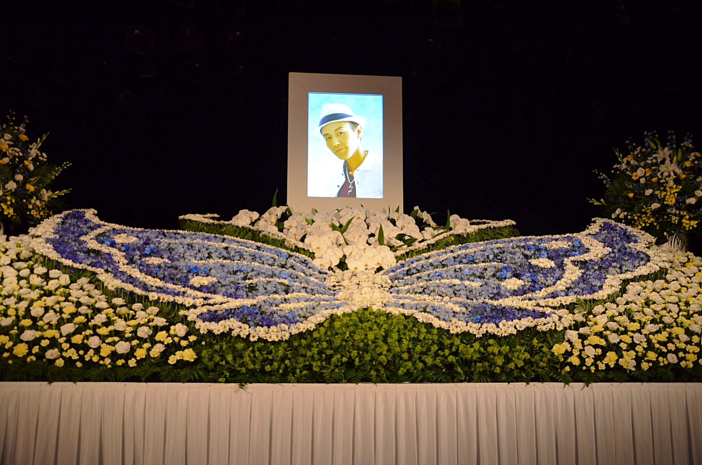 不死蝶のアニソンシンガー 和田光司さんのお別れの会 祭壇は青い蝶でした はじめてのお葬式ガイド