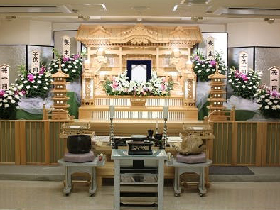 セレモニーホール 潮田会堂の葬儀式場の内観。祭壇の写真